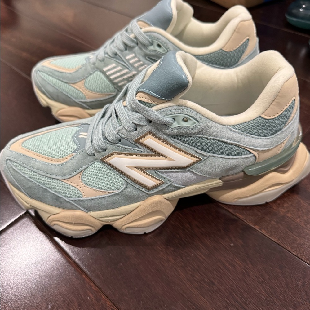 New Balance Women's 9060 sneaker NWOT